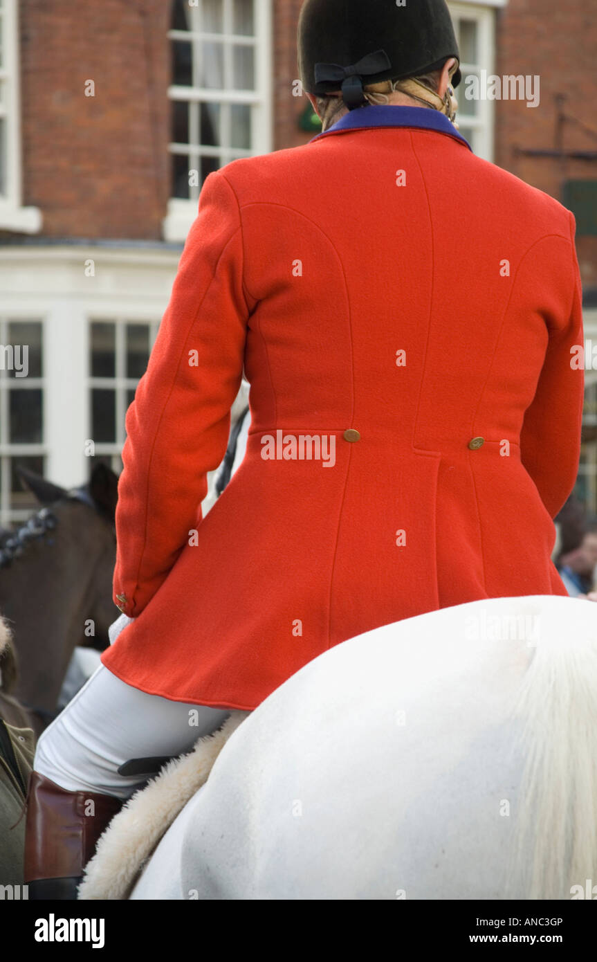 Vue arrière du chasseur sur cheval blanc portant veste rouge traditionnel rassemblement pour commencer de chasse traditionnel Boxing Day Banque D'Images