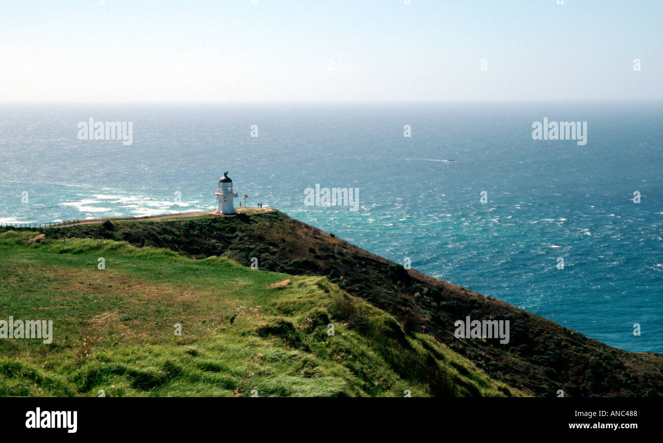 Phare du cap Reinga au-dessus de point de rencontre entre la mer de Tasman et l'océan Pacifique Île du Nord Nouvelle-zélande Banque D'Images