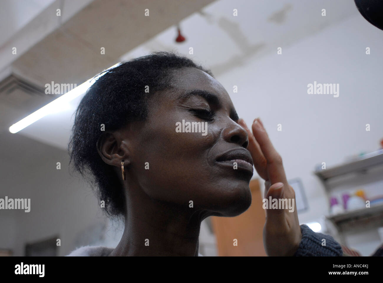 Migrants africains dans un refuge pour femmes et maison rue des toxicomanes à l'ancienne gare routière de Tel Aviv, Israël Banque D'Images