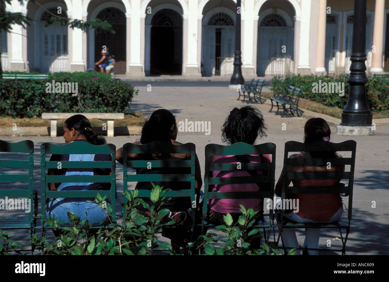 4 femmes reposant sur le banc de la principale rue commerçante Avenida 56 de Cienfuegos Cuba Banque D'Images