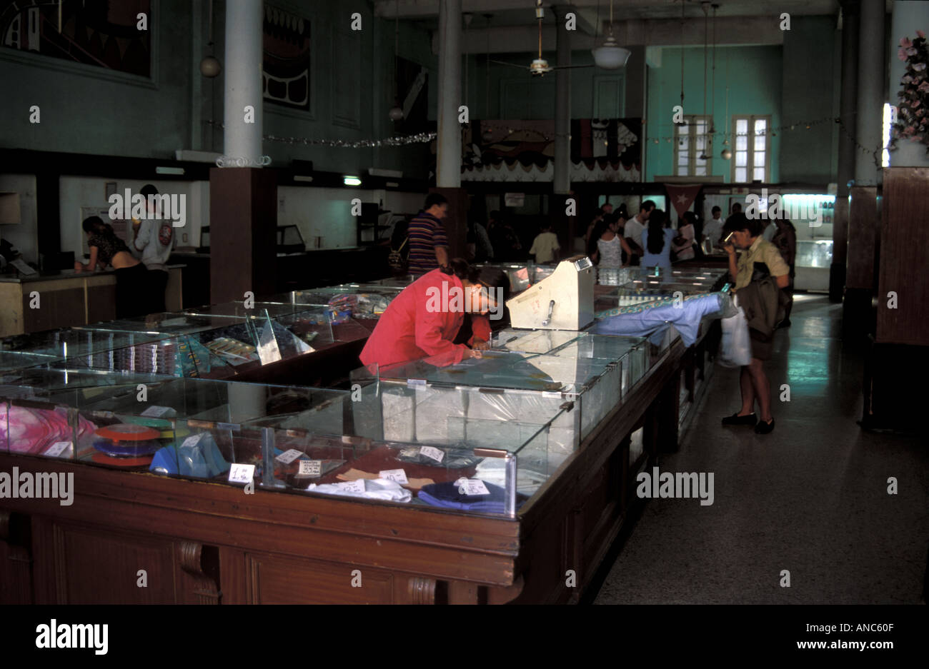 L'intérieur d'un grand magasin sur l'Avenida 56 Cienfuegos Cuba Banque D'Images