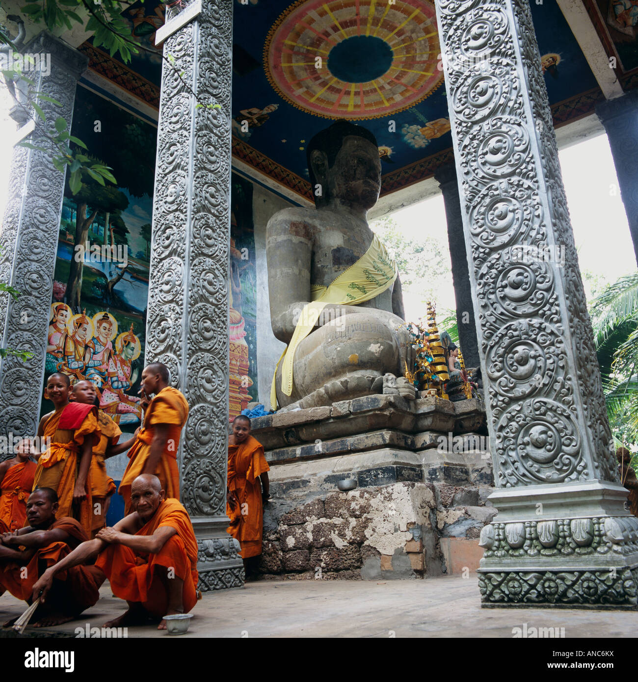 Statue de Bouddha avec les moines Angkor Wat Cambodge Asie du sud-est Banque D'Images