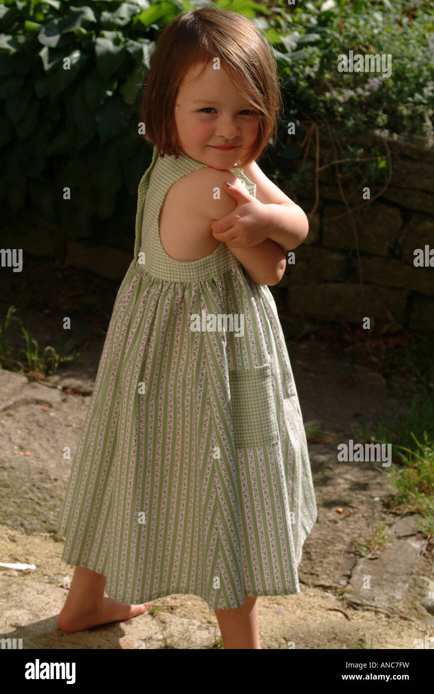 Portrait d'une petite fille portant une robe d'été Banque D'Images