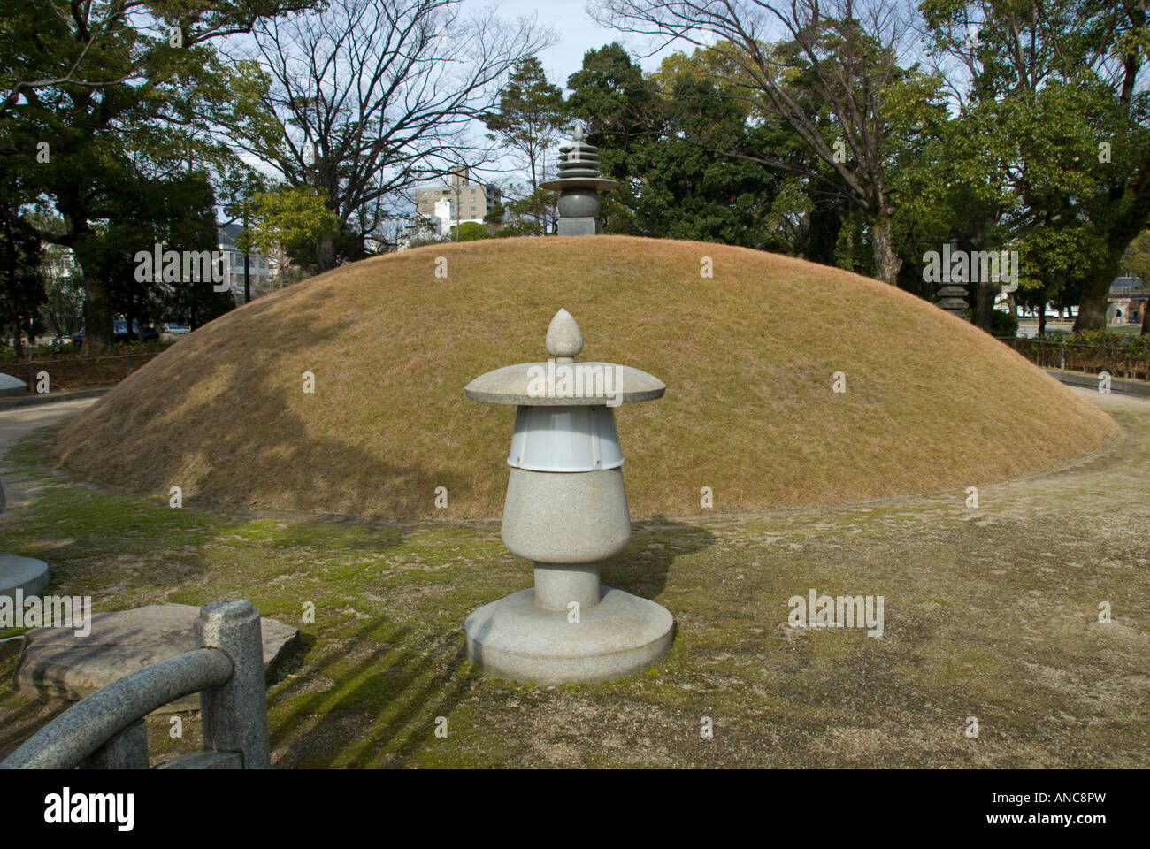 Monticule Memorial Hiroshima Japon contenant des cendres de milliers de victimes de la bombe atomique en 1945 Banque D'Images