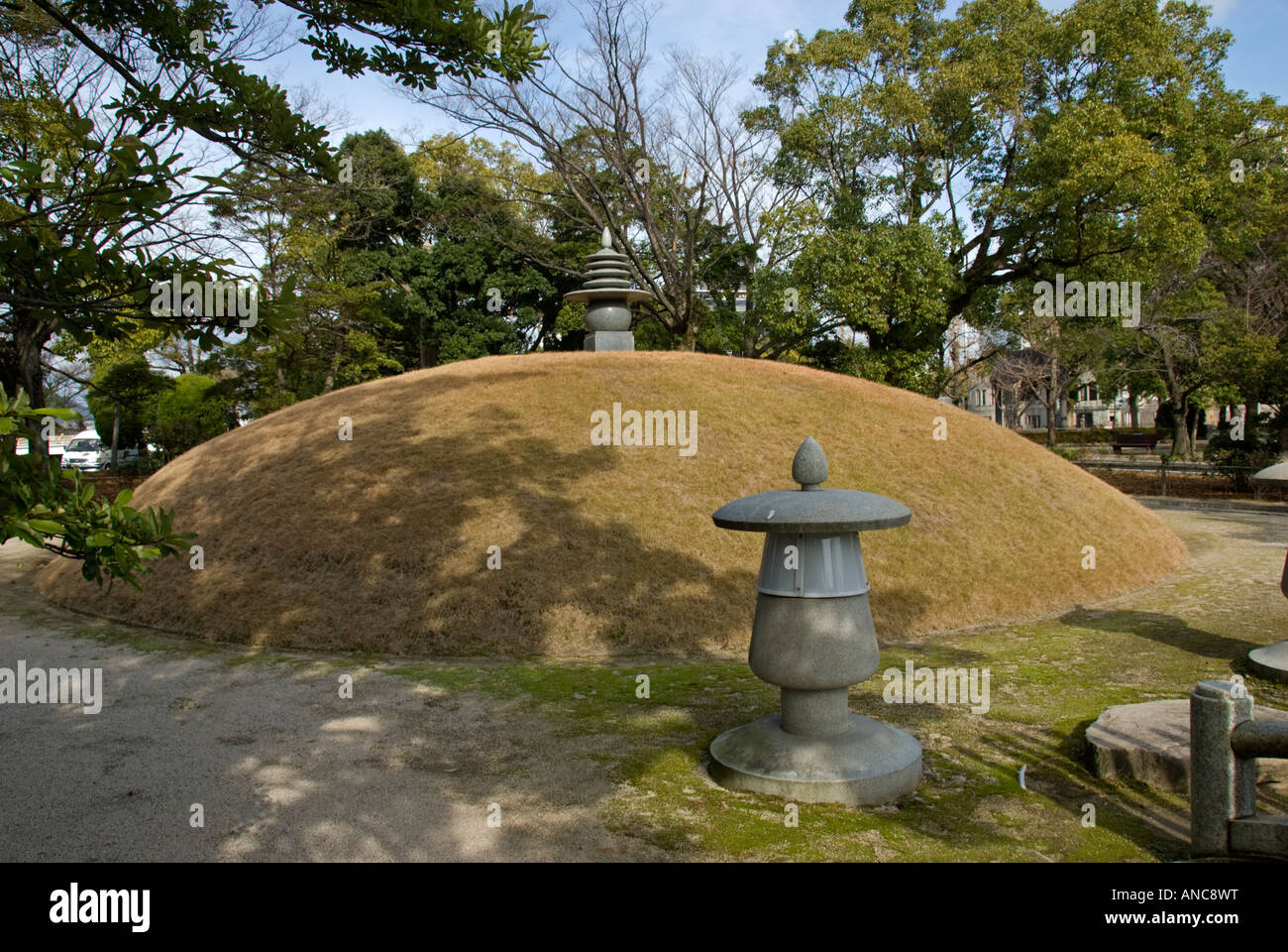 Monticule Memorial Hiroshima Japon contenant des cendres de milliers de victimes de la bombe atomique en 1945 Banque D'Images