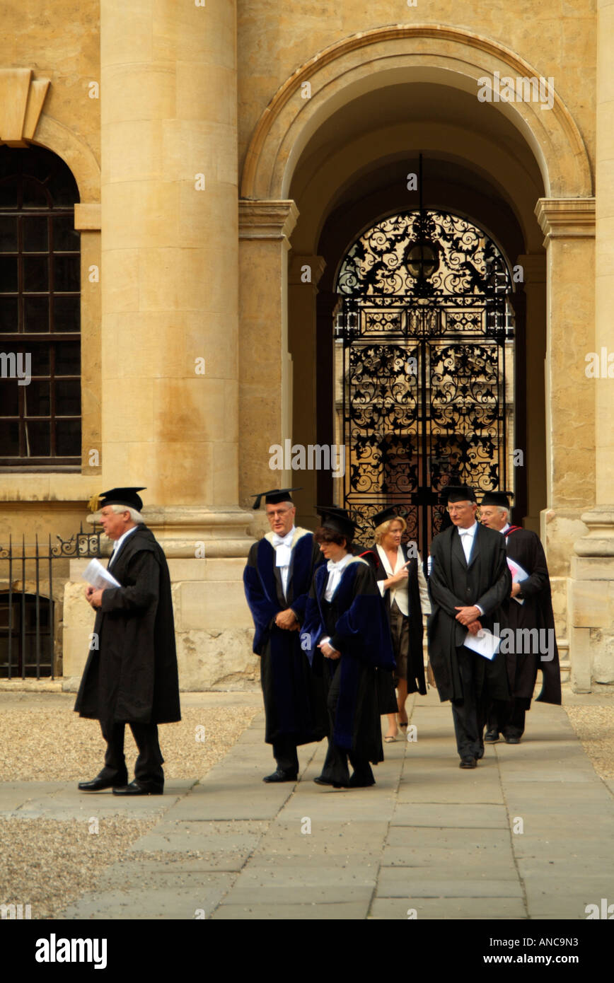 L'Université d'Oxford d'universitaires portant des robes traditionnelles  robes et chapeaux de marcher sur une cérémonie du bâtiment Clarendon Photo  Stock - Alamy