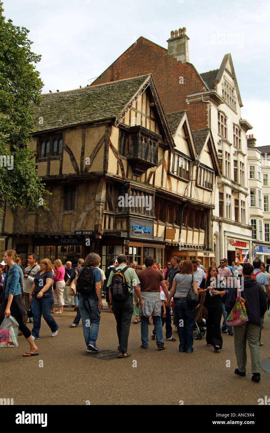 Shopping sur Cornmarket Street Ville d'Oxford, Angleterre, Royaume-Uni Banque D'Images