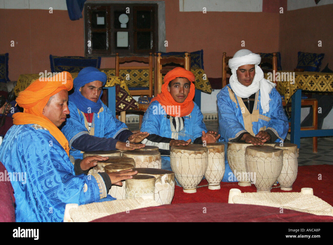 Les hommes jouant de la musique traditionnelle berbère Erg Chebbi, Maroc, Afrique du Nord Banque D'Images