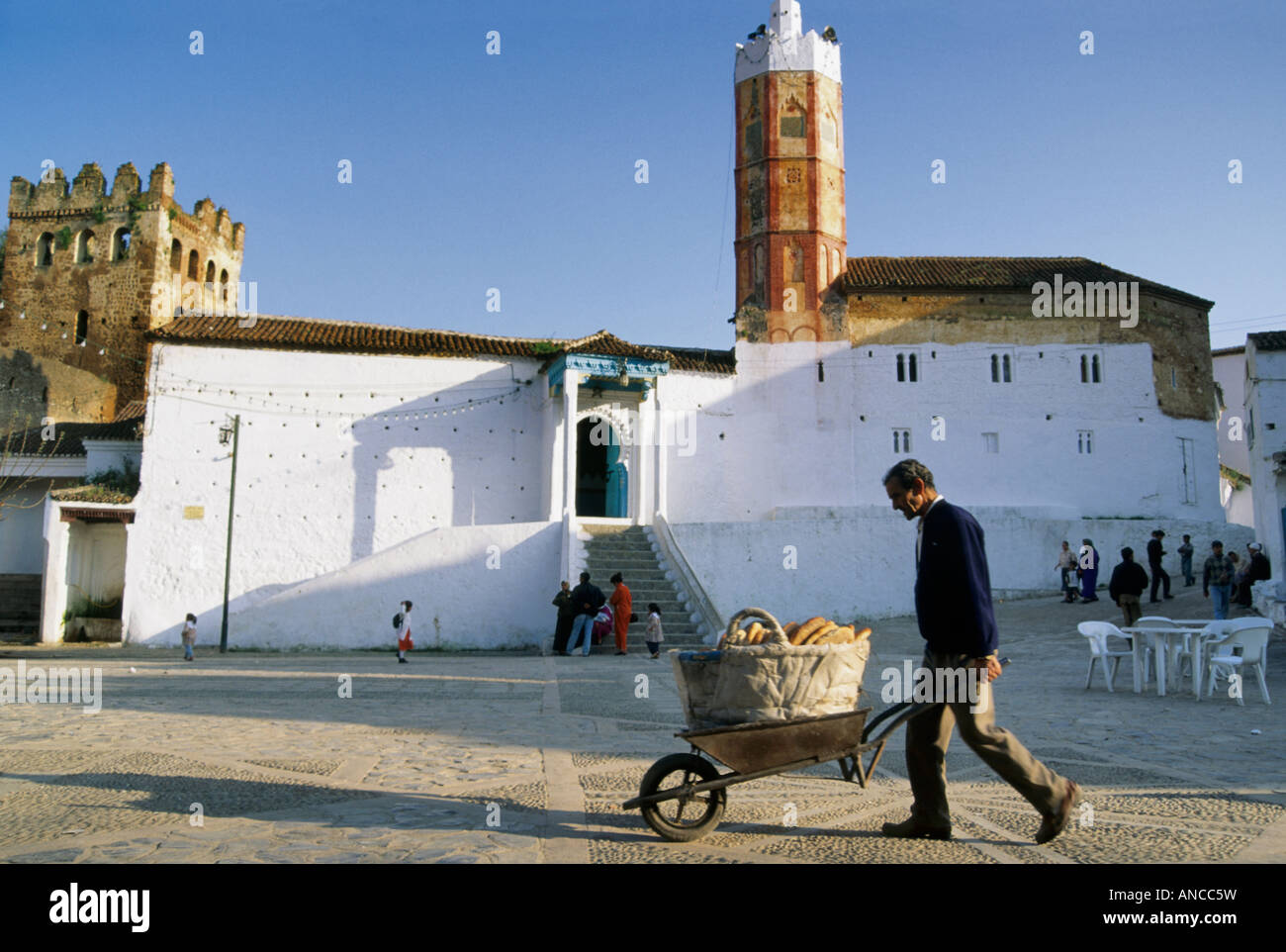 Homme portant du pain à barrow à Plaza Uta el Hammam à Chefchaouen Maroc Banque D'Images