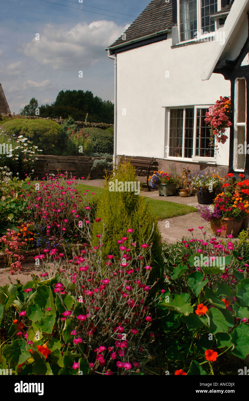 An English Country Cottage & Son jardin coloré. Banque D'Images