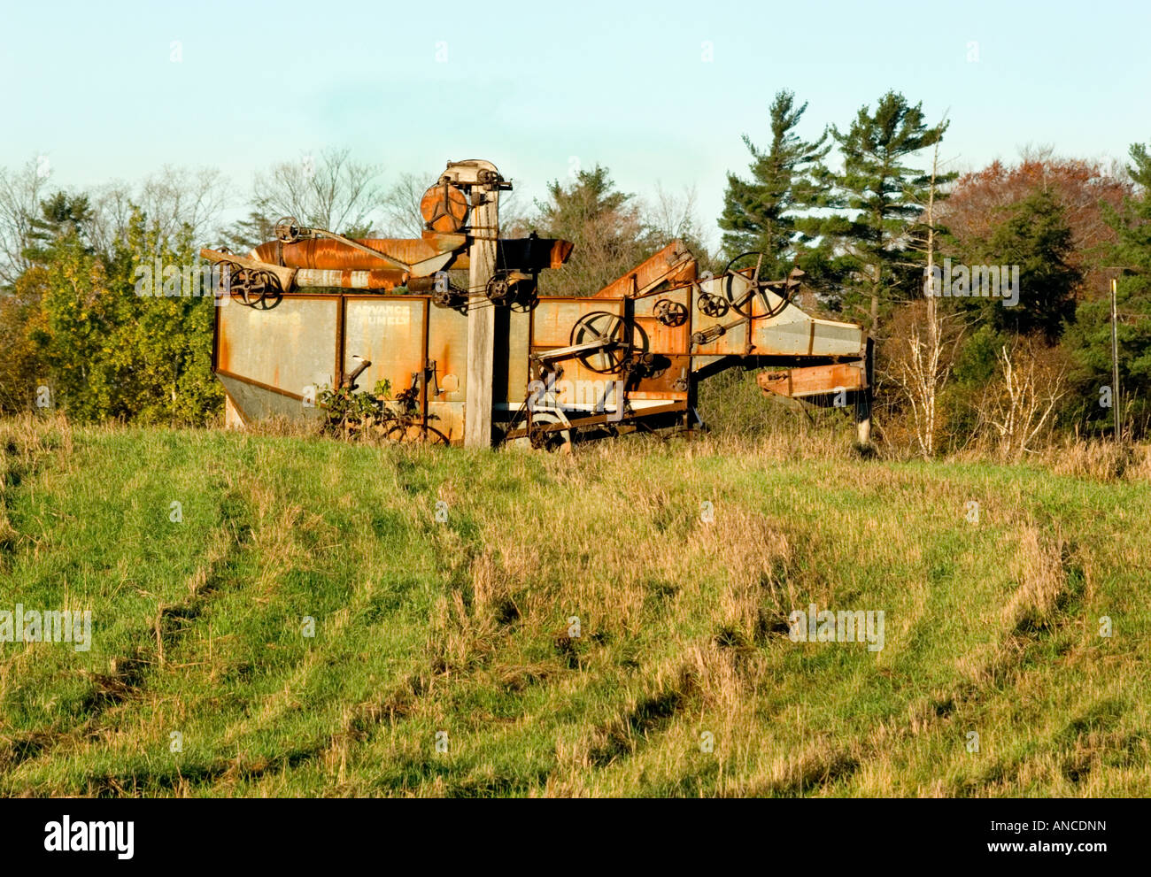 Ferme abandonnée de la batteuse machine Banque D'Images