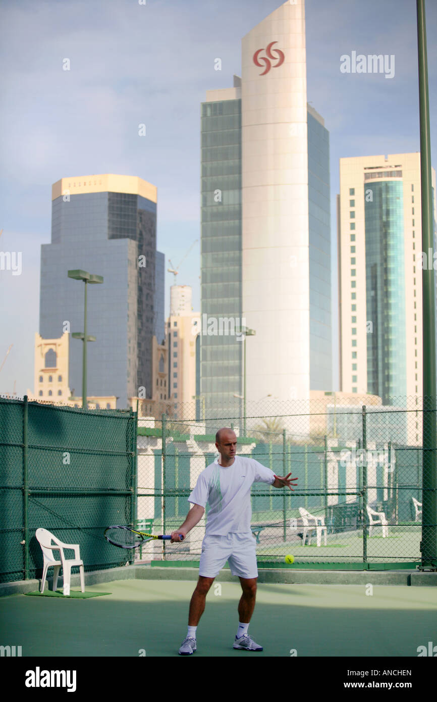 Le Qatar sortant men's open tennis champion Ivan Lubicic sur la pratique les tribunaux à Doha Qatar au cours de l'Januaury 2008 ouvert Banque D'Images