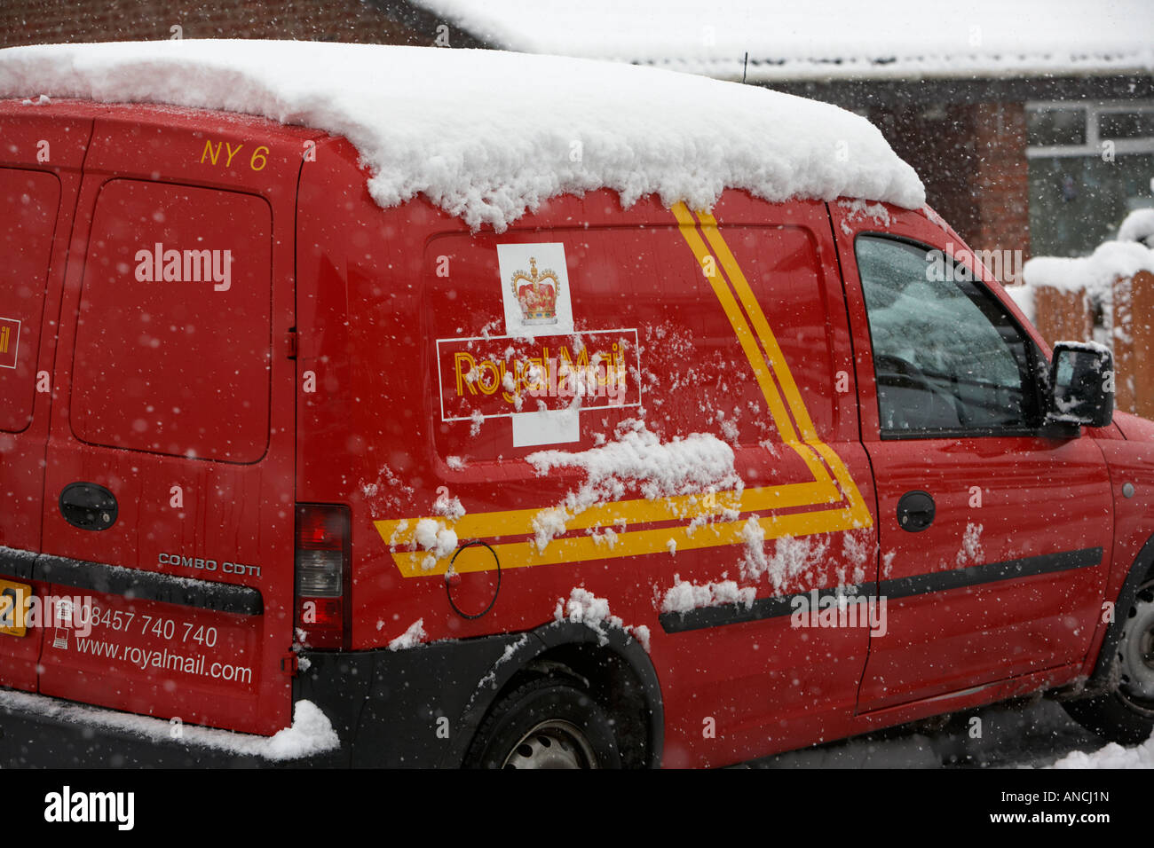 Royal mail delivery van couvertes de neige parqué au cours de tournées de livraison de courrier Banque D'Images