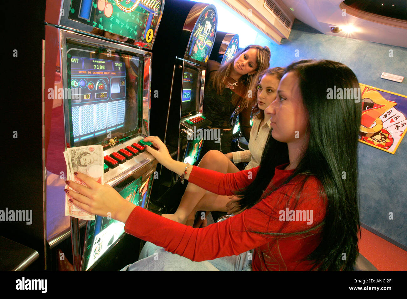 Maison de jeu casino jeu jouet club casinos engagent la dépendance de la  roue de l'argent facile dollar canadien livre woman femme fille garçon  homme amu Photo Stock - Alamy