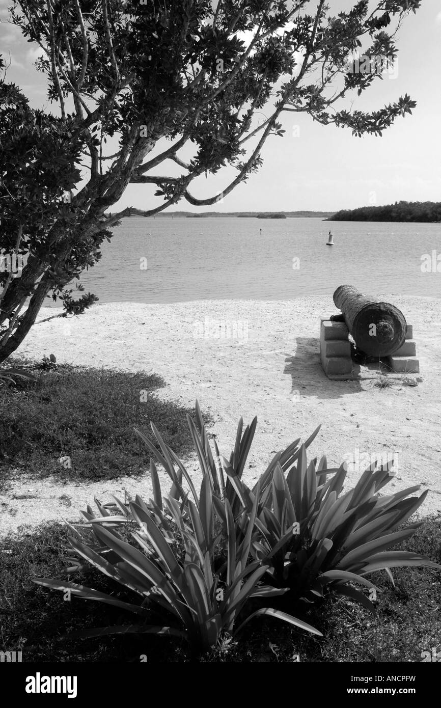 Un vieux canon en est à l'affiche à la John Pennecamp Coral Reef State Park Key Largo Floride USA Banque D'Images