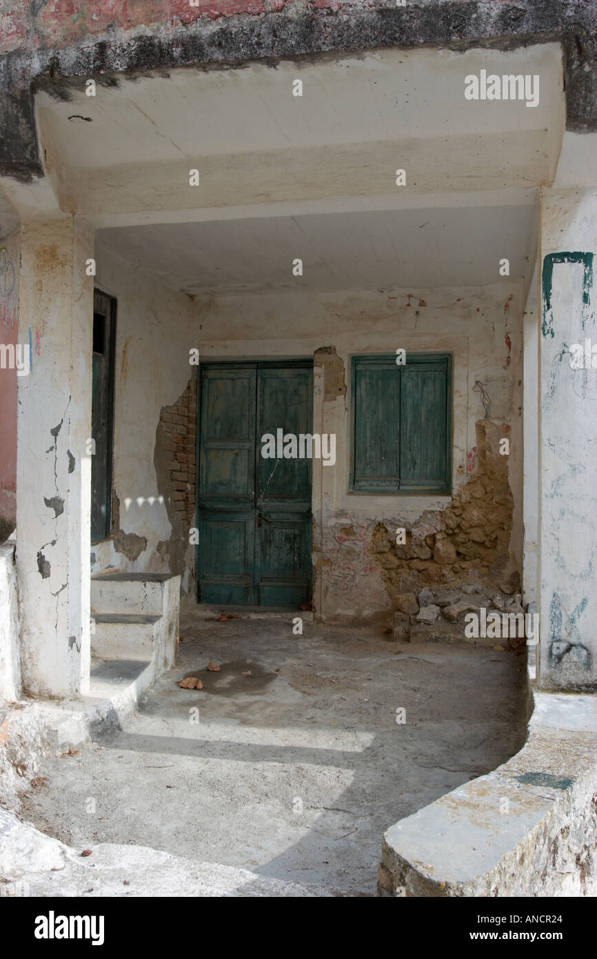 Maison déserte à Pelekas village de montagne. L'île de Corfou, Grèce. Banque D'Images