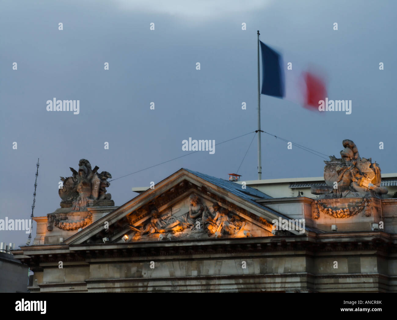 Le drapeau tricolore au sommet de vol Hôtel de Crillon, Place de la Concorde, Paris, France. Banque D'Images