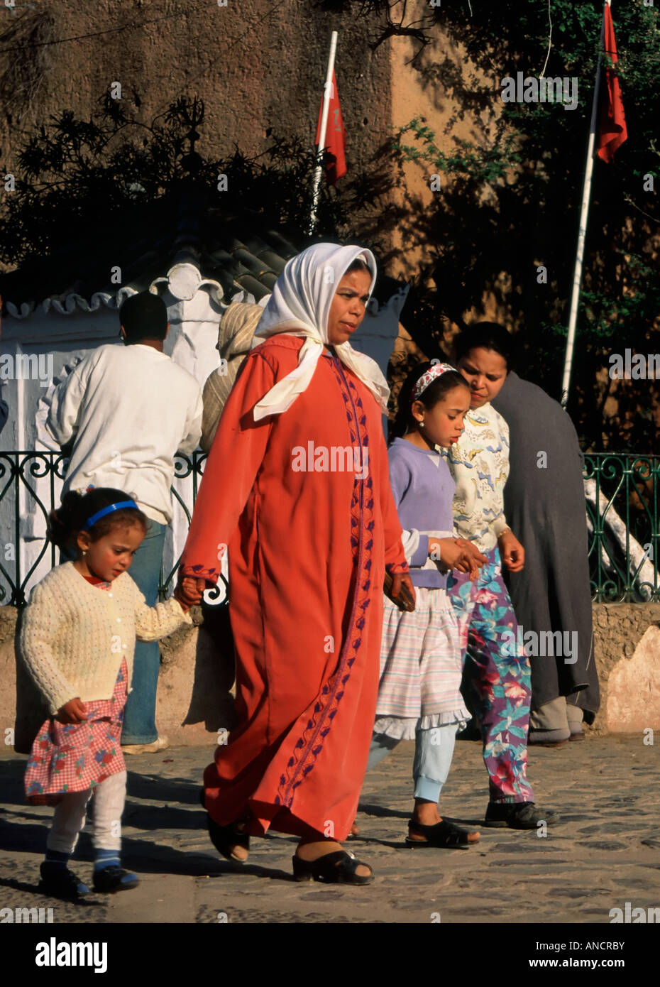 Mère portant la djellaba rouge, enfants, Chefchaouen Maroc Banque D'Images