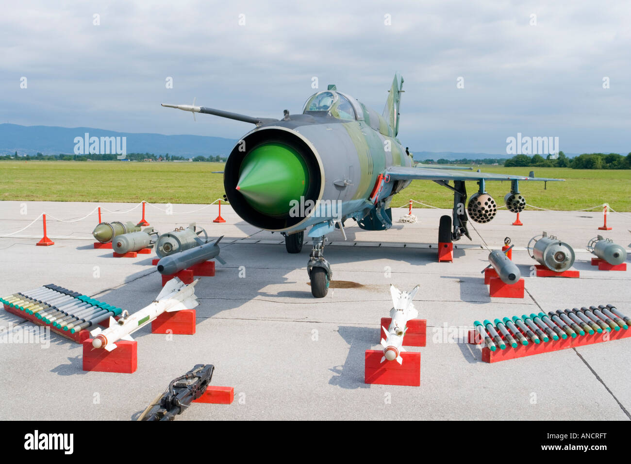 La Force aérienne croate MiG-21 'BISD fighter garé sur l'affichage à l'Ordnance en option Banque D'Images