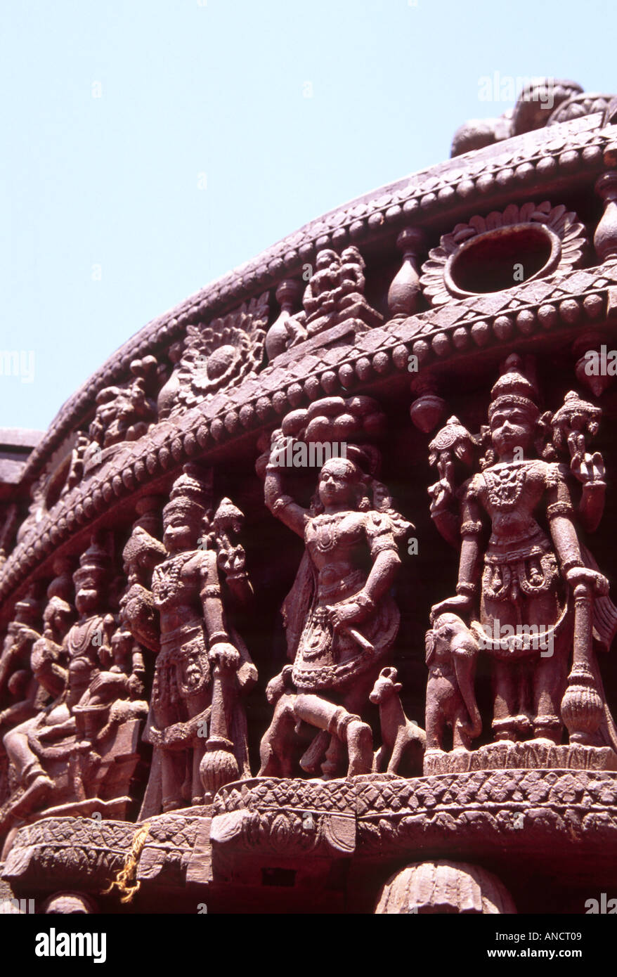 Découpage sur panier décoré, Somnathpur, Mysore, Karnataka, Inde Banque D'Images