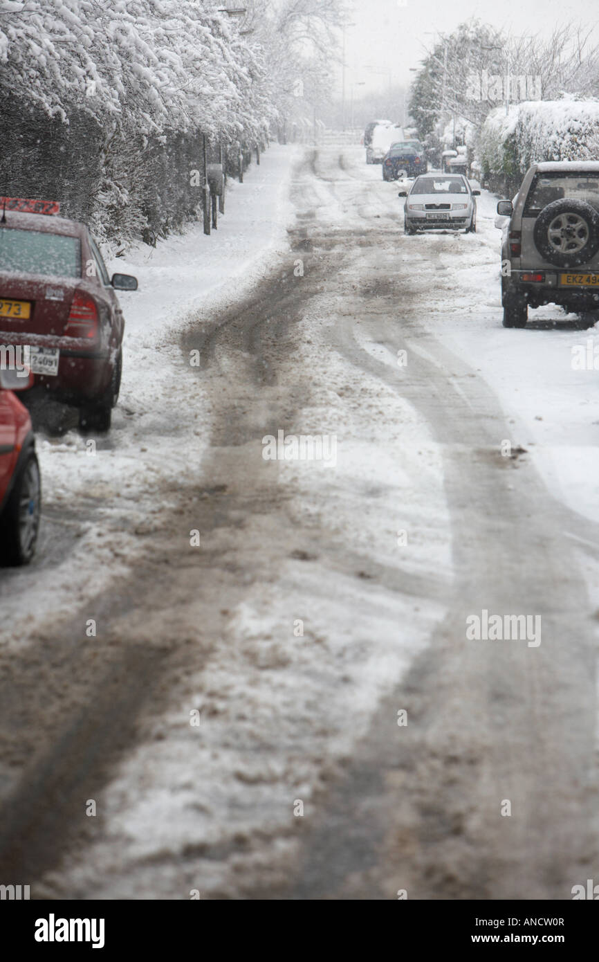 Location de voiture sur une petite route non glacées avec des voitures abandonnées par le côté de la route Banque D'Images