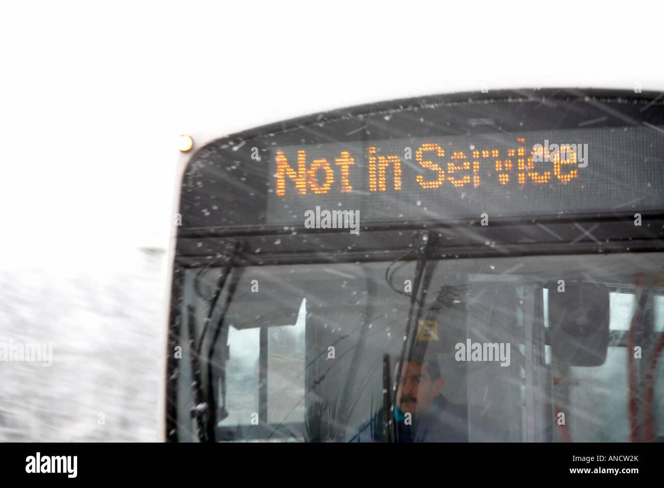 Bus speeding passé avec pas en signe de service Banque D'Images