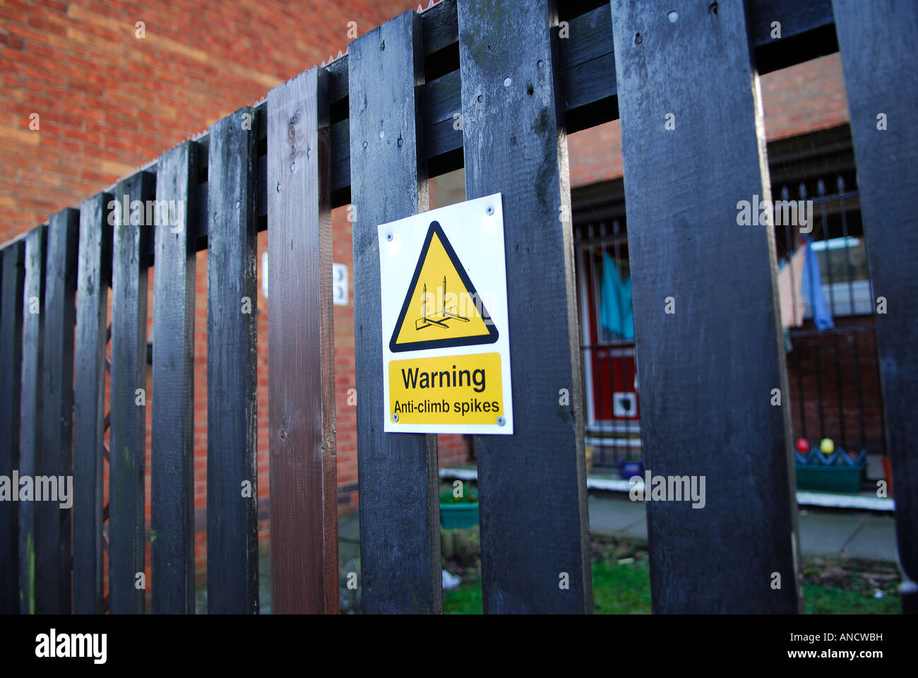 Clôture avec les pointes de montée. Banque D'Images