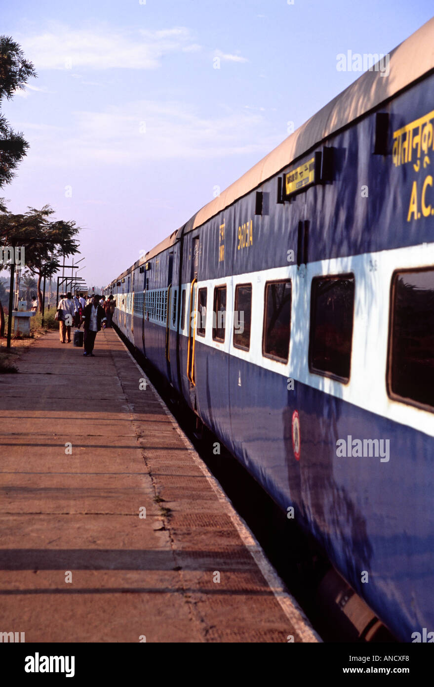 Indian train à la plate-forme Banque D'Images