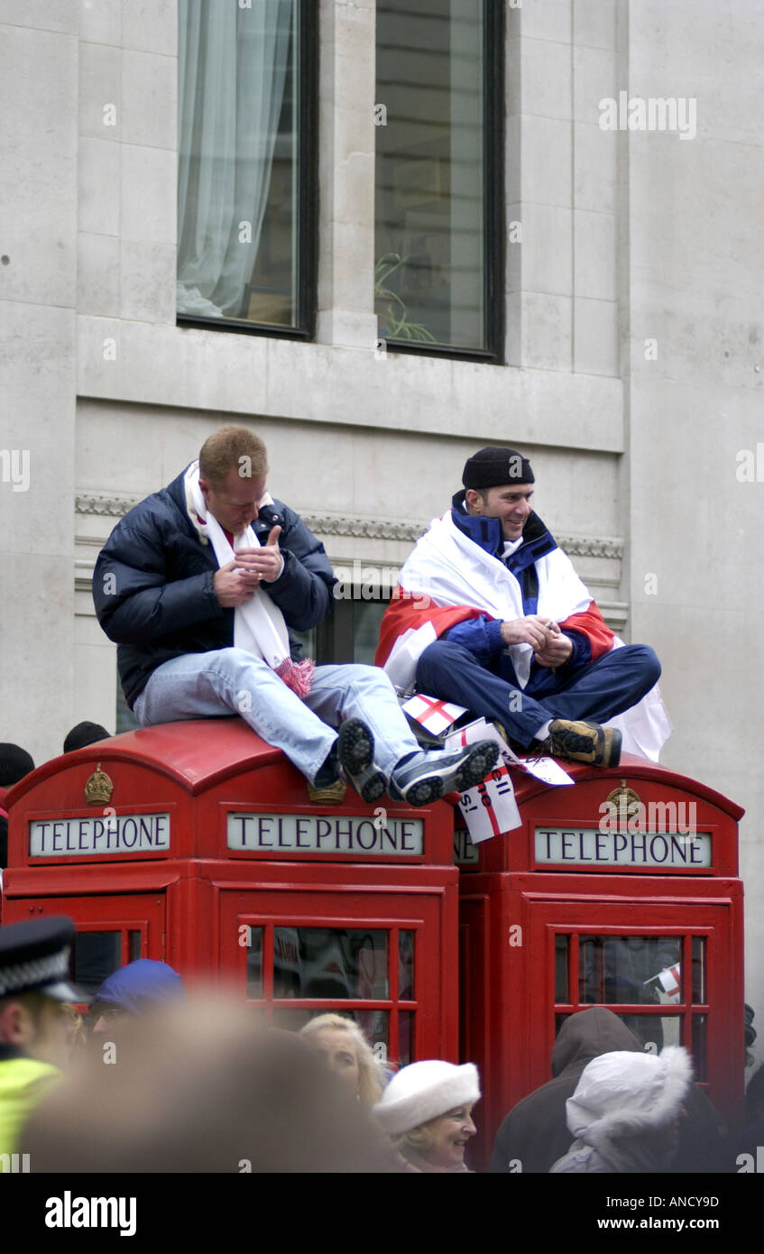 Fans de Rugby 2003 phoneboxes Parade Londres Banque D'Images