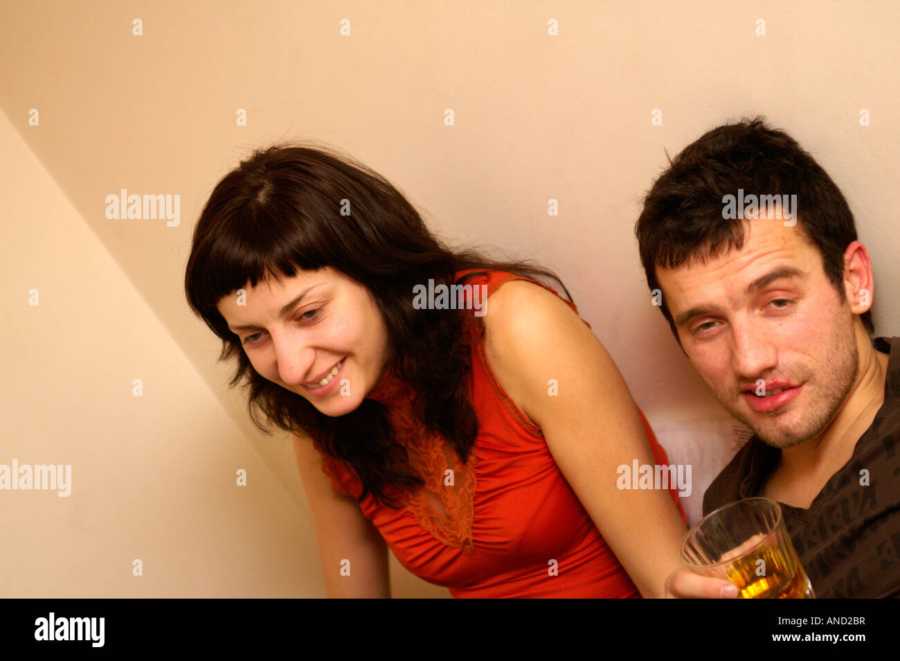 Drunk couple drinking whiskey sur la partie, London, UK Banque D'Images