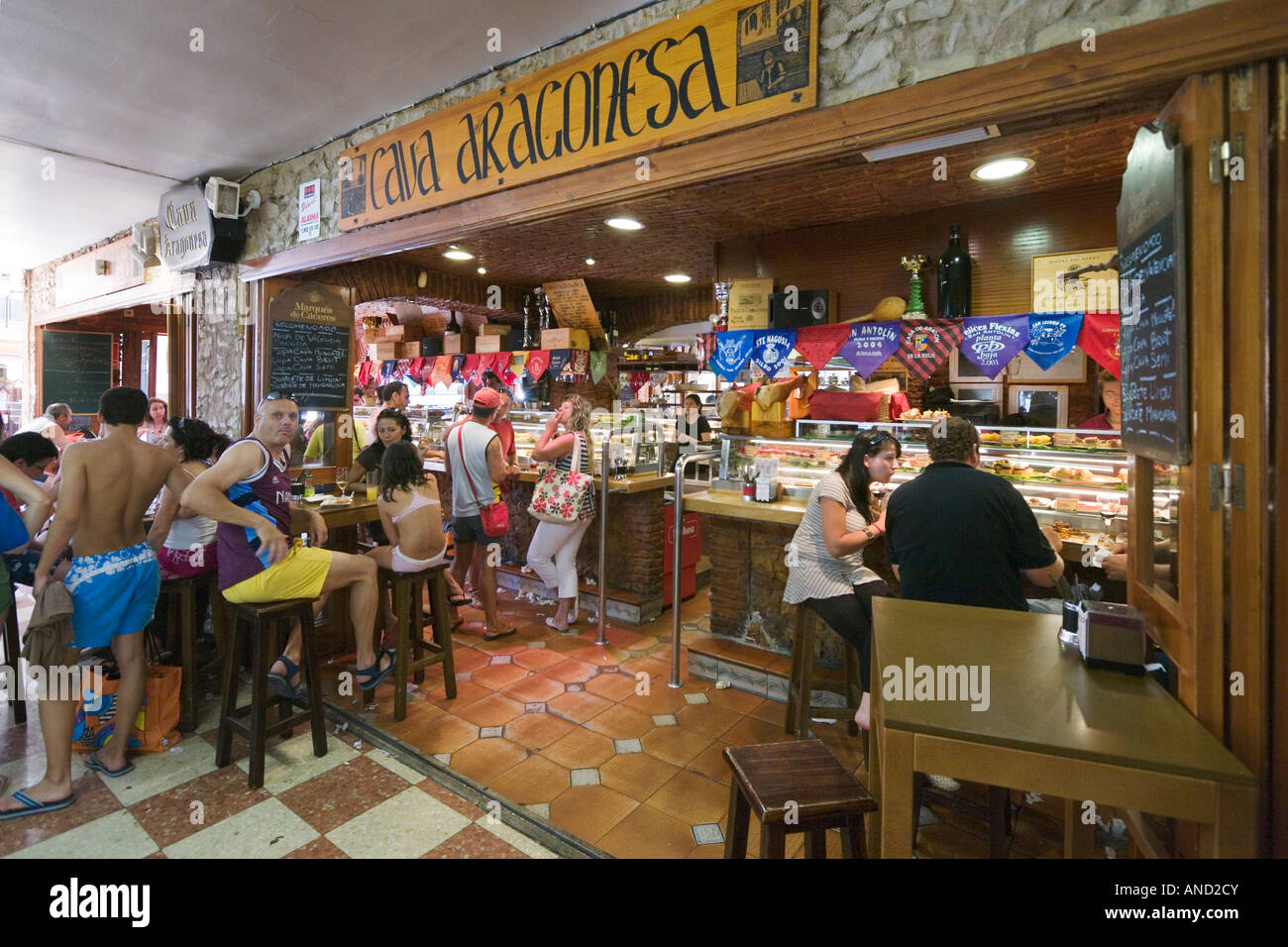 Cava Aragonesa Bar à tapas dans la vieille ville, Benidorm, Costa Blanca, Espagne Banque D'Images