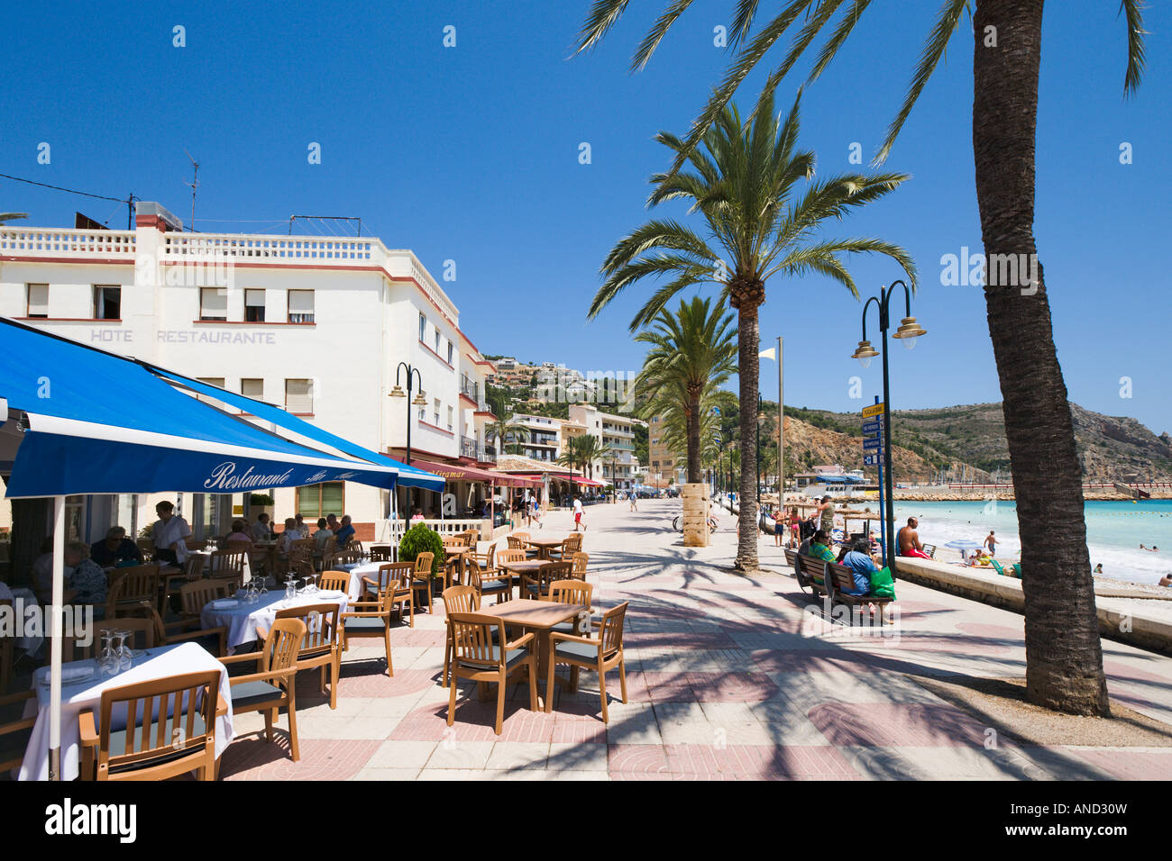 Restaurant sur la promenade près du centre de la station, Javea, Costa Blanca, Espagne Banque D'Images