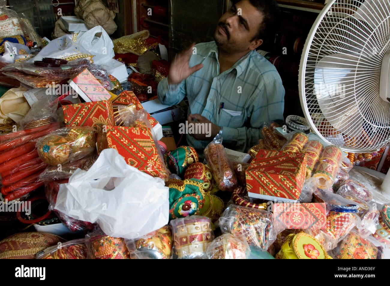 Un indien qui vendent des marchandises à son magasin en Inde Banque D'Images Un indien qui vendent des marchandises à son magasin en Inde Banque D'Images