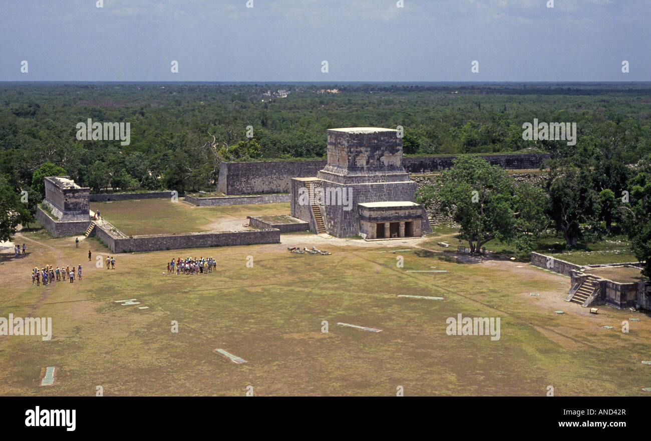 Une vue sur la cour de jeu à l'ancienne ville maya ruines de Chichen Itza Banque D'Images