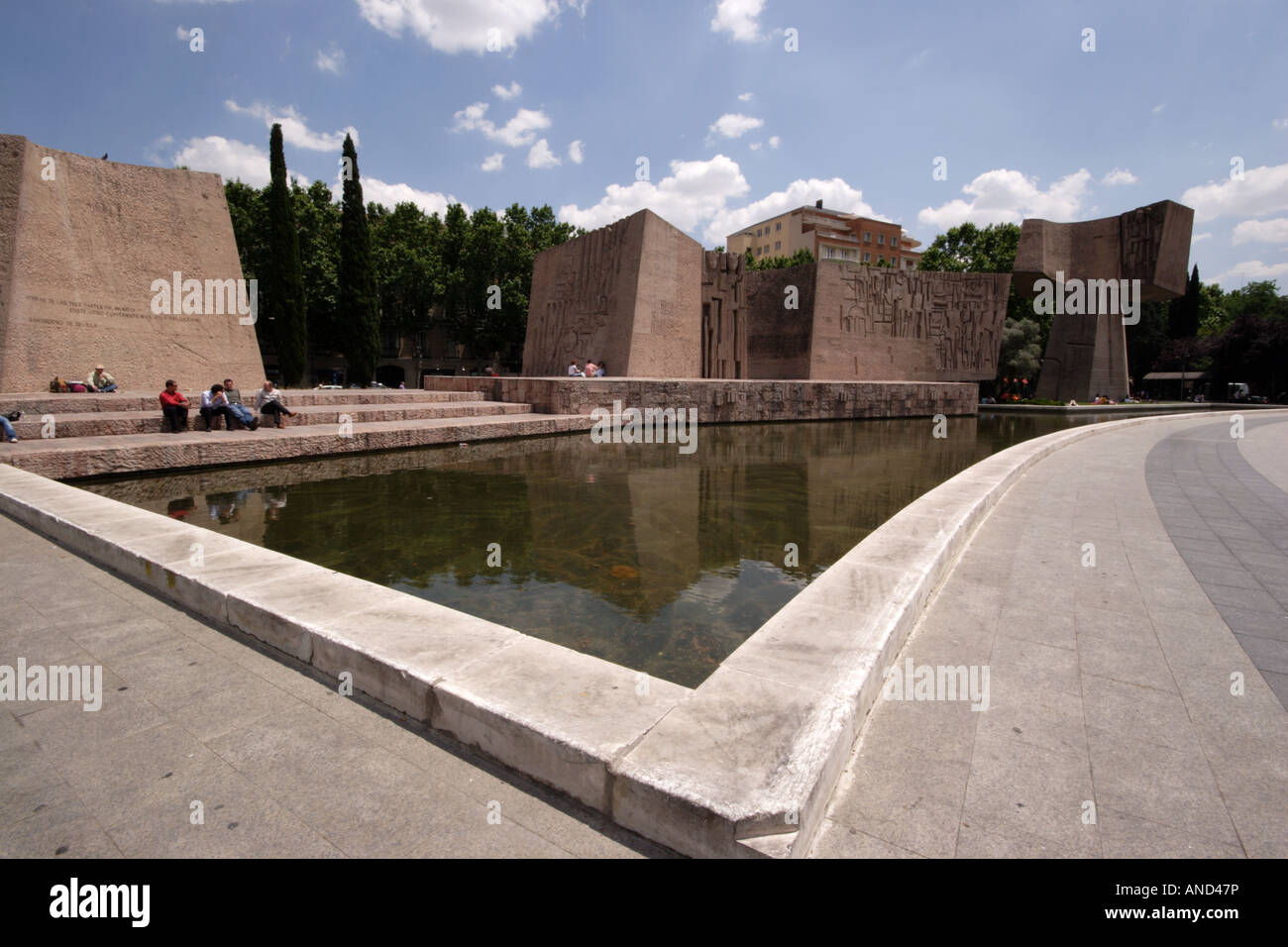 La sculpture moderne monumentale à Plaza del Colon, Madrid, Espagne. Ces quatre grands monolithes de béton sont inscrits avec des citations Banque D'Images