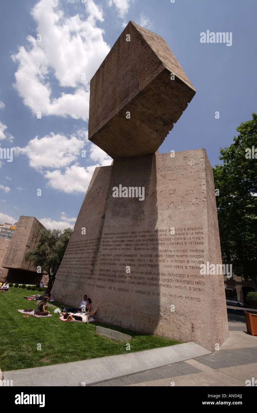 La sculpture moderne monumentale à Plaza del Colon, Madrid, Espagne. Banque D'Images