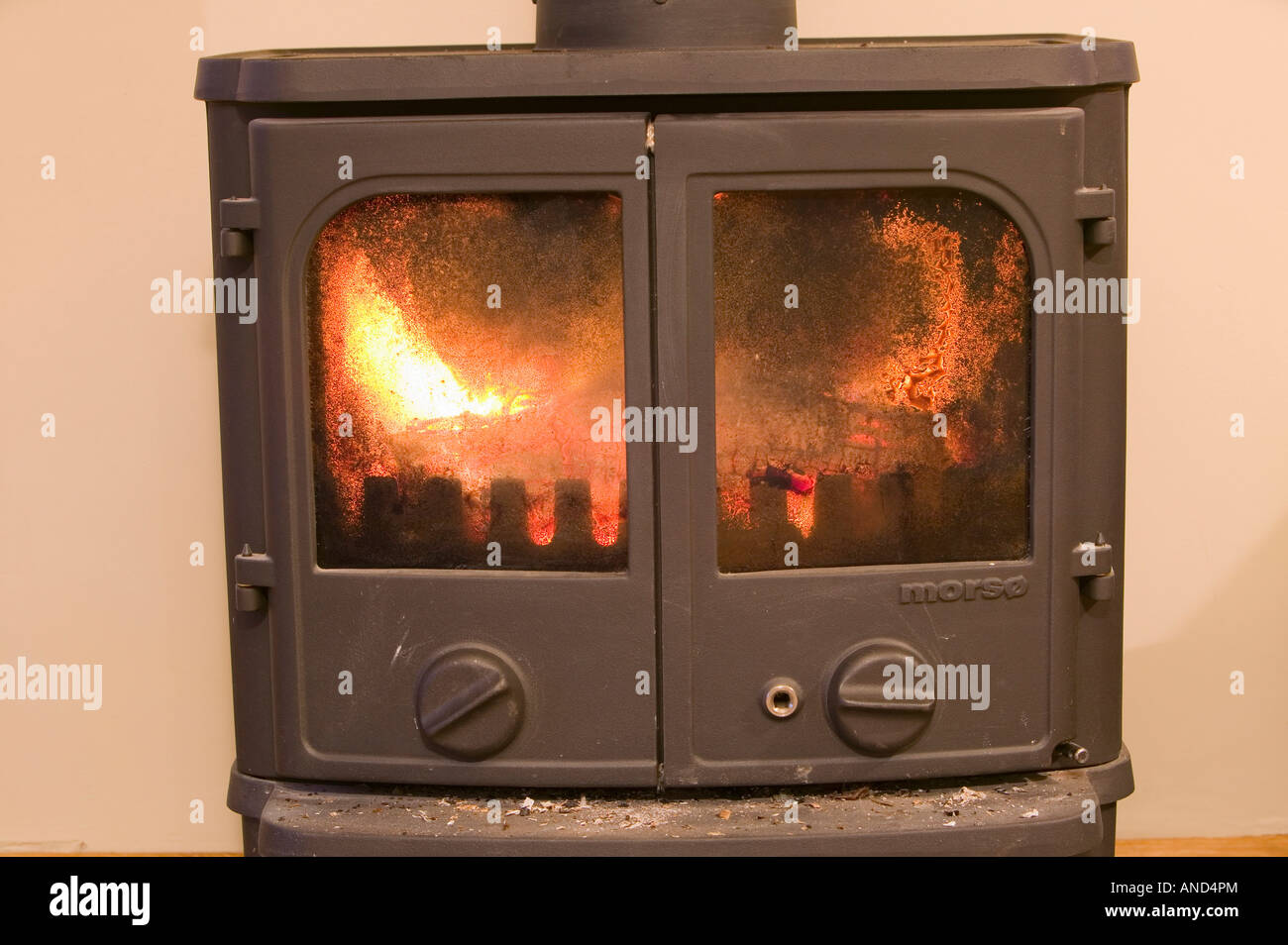 À l'aide d'un poêle pour chauffer une maison brûle du carburant renouvelable et neutre donc C02 bon pour l'empreinte carbone Banque D'Images