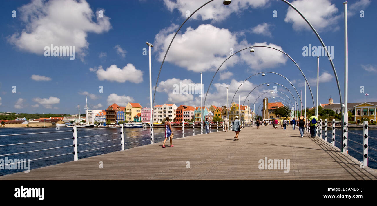 Les personnes qui traversent la reine Emma Bridge à Willemstad, Curaçao Banque D'Images