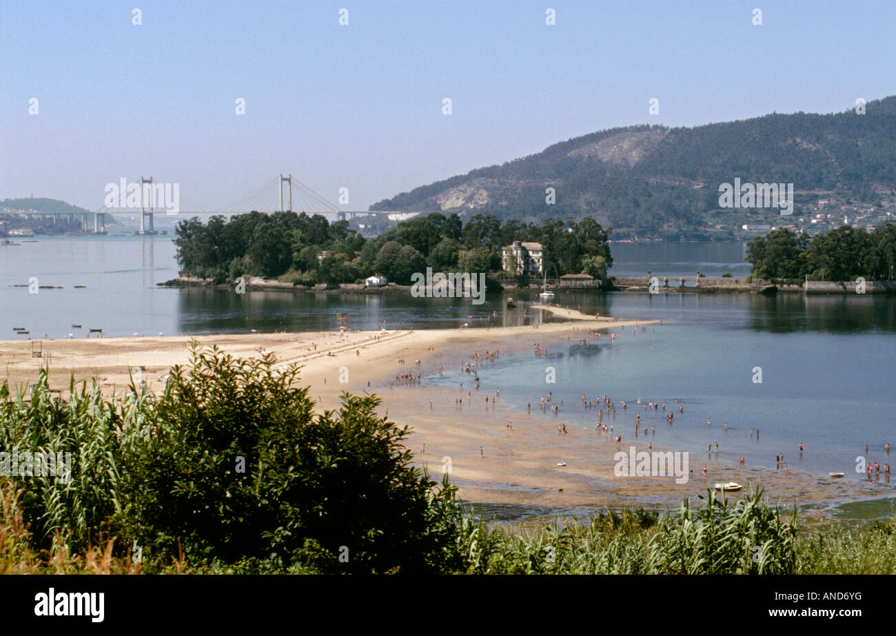 L'île de San Simon dans la Ria de Vigo avec le Puente de Rande bridge en bground Pontevedra Galice Province nord-ouest de l'Espagne Banque D'Images