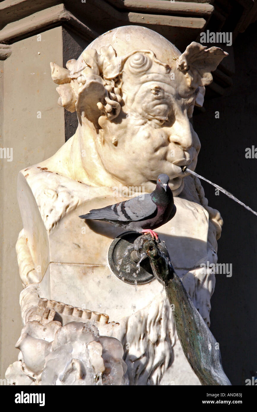 Colombe assis sur la fontaine à Brunnenbuberl Stachus Munich Bavaria Allemagne Europe Banque D'Images