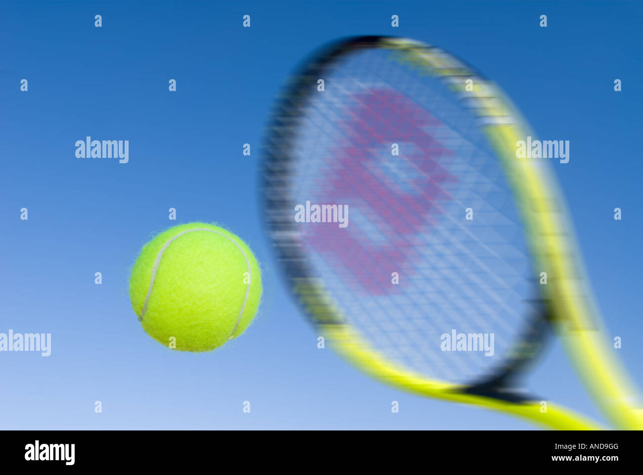 Une image illustrant le concept de la cour y compris tennis balles et raquettes à l'extérieur bleu Banque D'Images