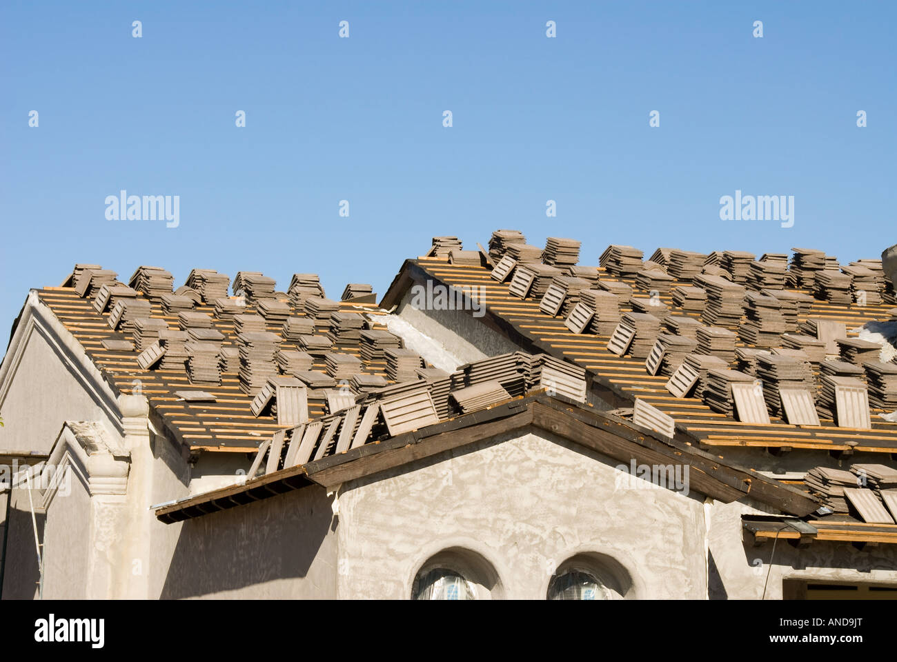 Image montre une maison en construction à la phase de toiture toiture idéal pour la publicité et d'autres de promotion de la construction d'accueil Banque D'Images