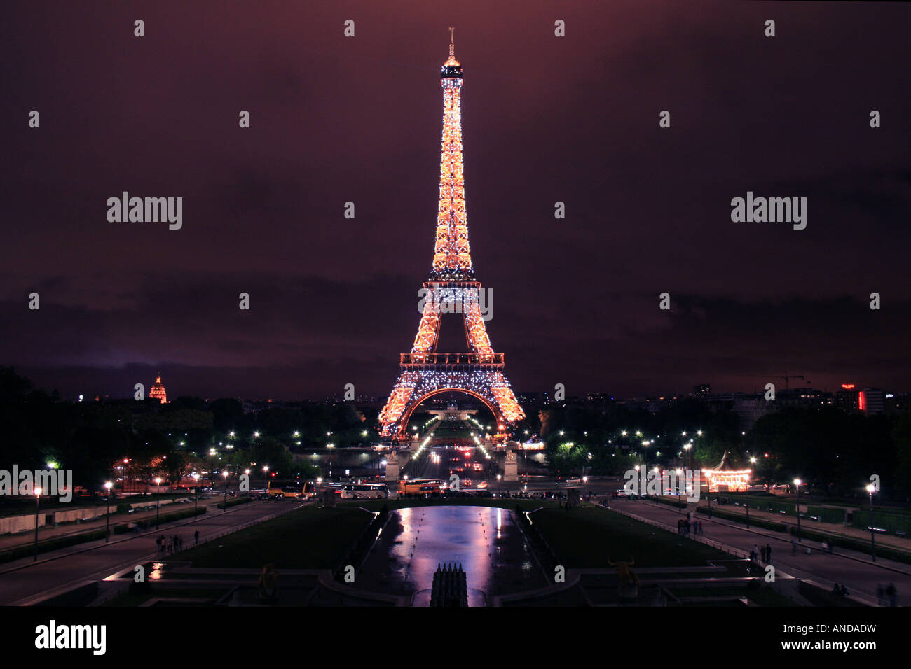Les lumières de la Tour Eiffel depuis le Trocadéro Paris France Banque D'Images