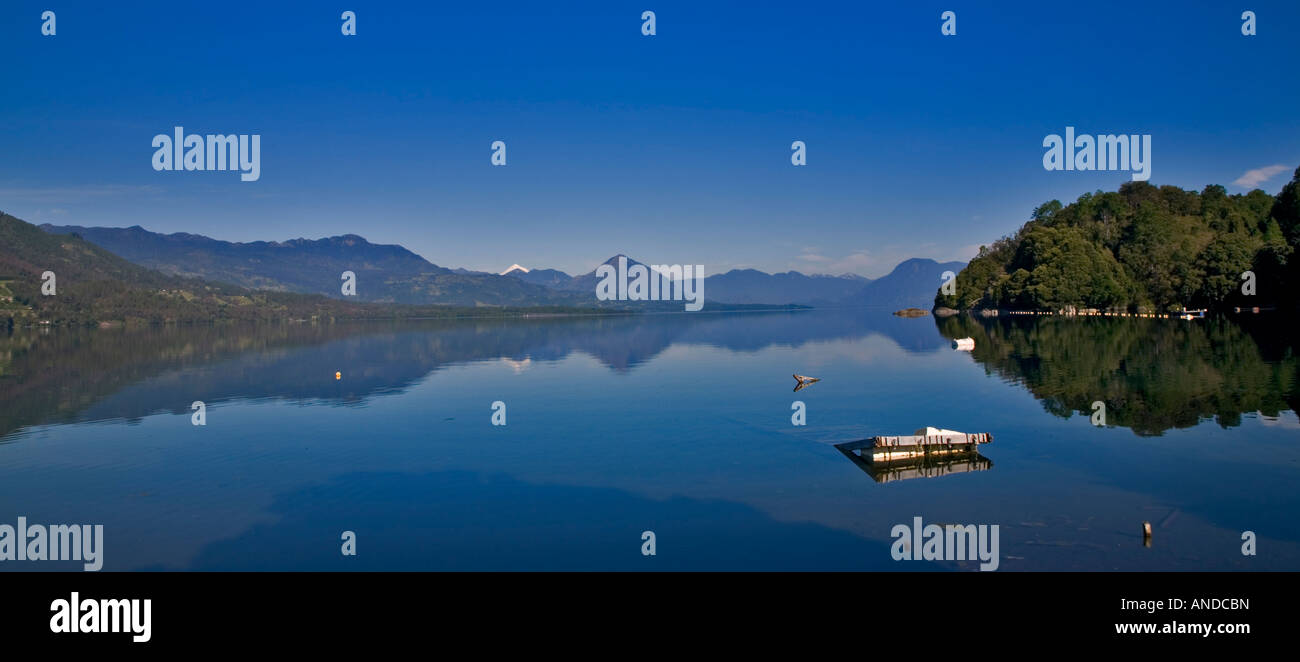 Depuis les rives du lac Calafquen de Lican Ray, Lakes District, Chili Banque D'Images