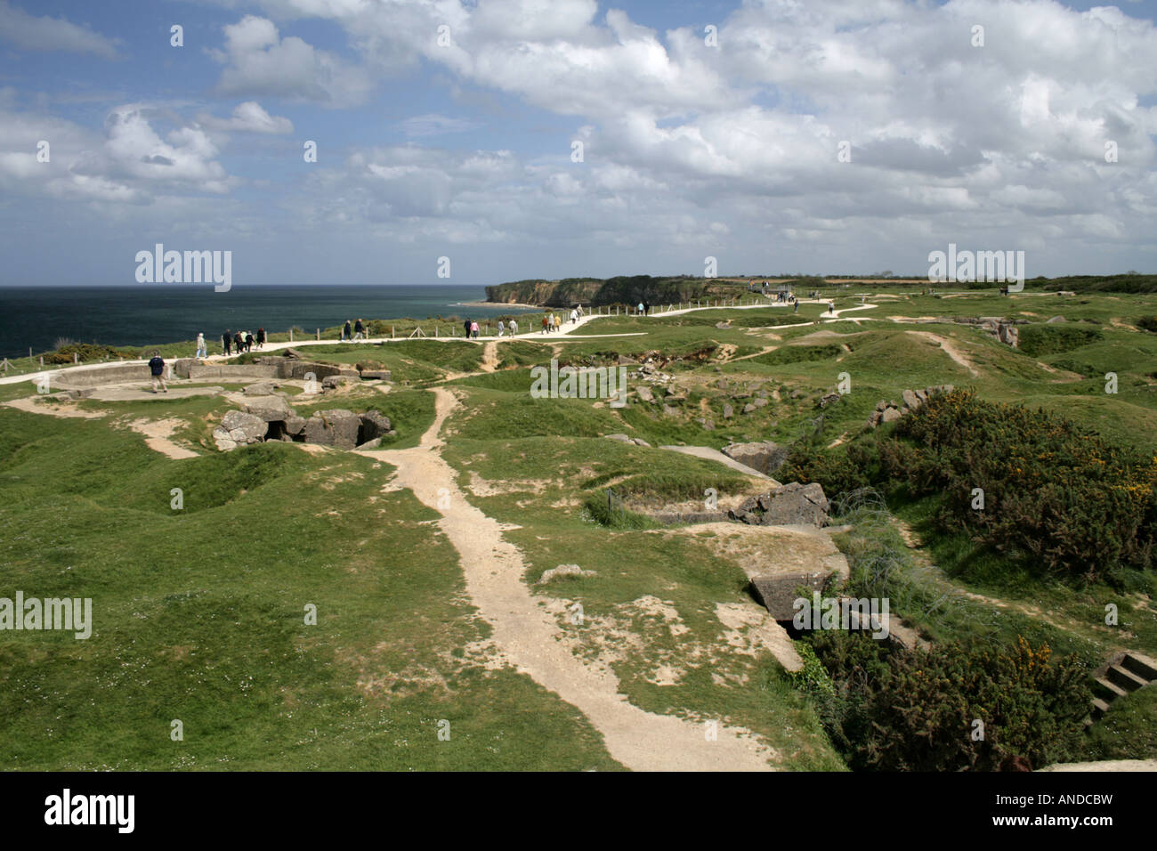 Le site moderne de jour en haut de la Pointe du Hoc, sur la côte de Normandie, le nord de la France Banque D'Images