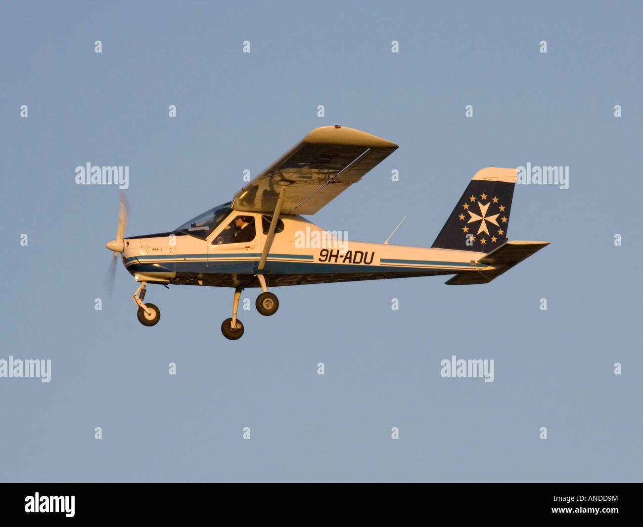 Tecnam P92-J Echo avion à hélice privée léger à moteur unique aéroporté au coucher du soleil Banque D'Images