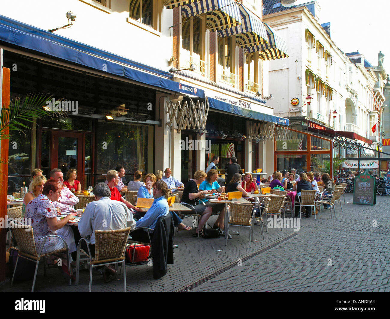 La Haye Den Haag Holland netherlands dutch fossé alimentaire voyage restaurant café avec terrasse extérieure Banque D'Images