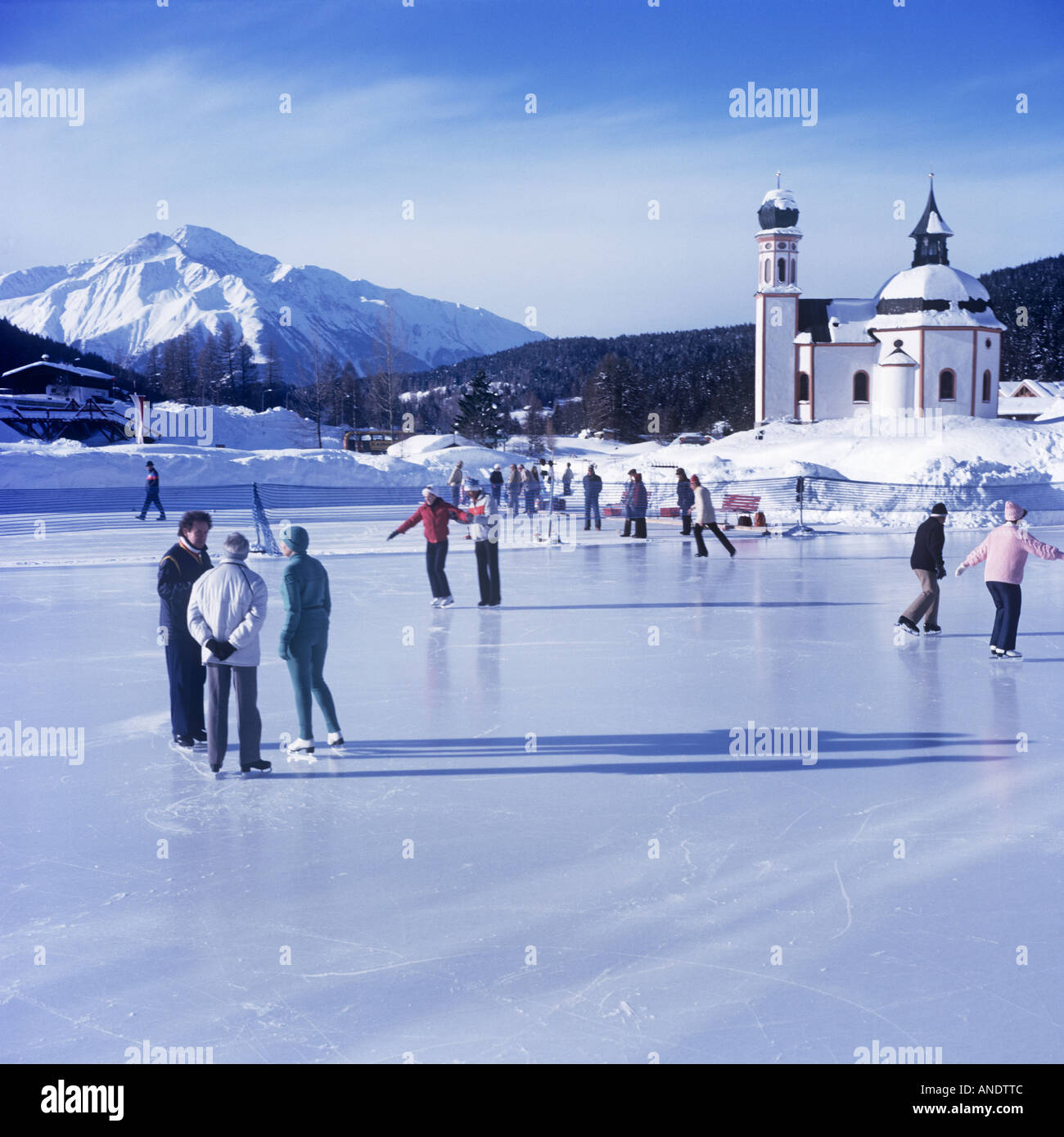 La patinoire, Seefeld, négligé par il eekirchl «' chapelle attire de nombreux au centre de sports d'hiver au Tyrol, Autriche Banque D'Images
