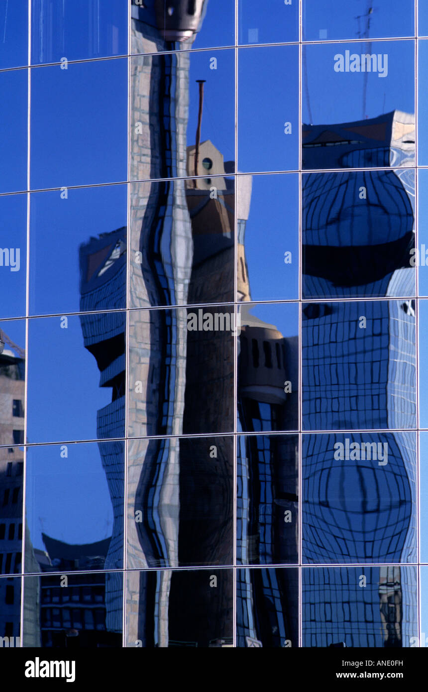 Les tours de Lisbonne dans le centre commercial Amoreiras reflétée dans les fenêtres en verre d'un bâtiment voisin Banque D'Images