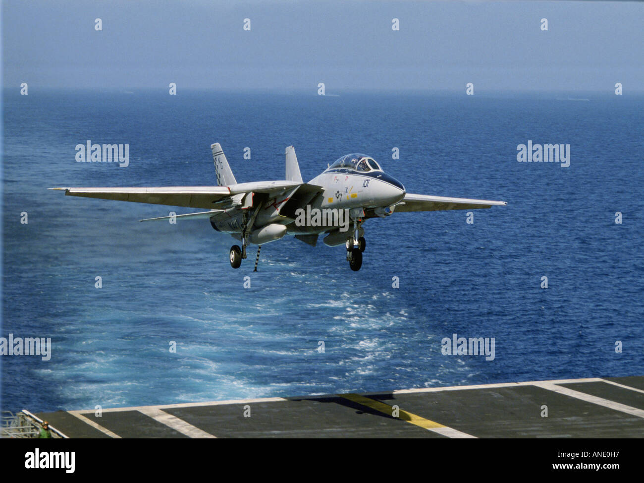 Avion militaire revient au porte-avions USS Nimitz Los Angeles USA Banque D'Images